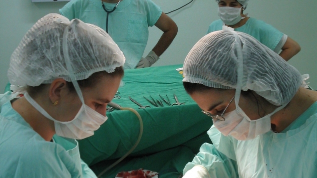 Operatiezaal met chirurgen en arts-assistenten